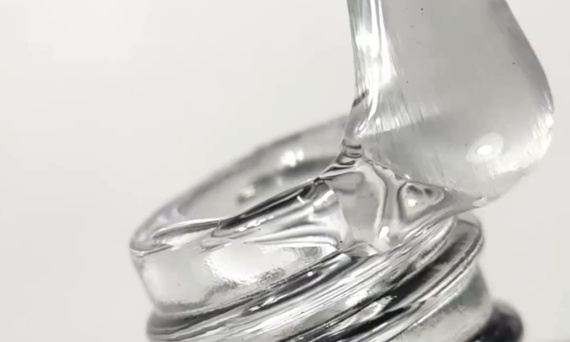 Sekret długotrwałego manicure: wszystko o bazach i topach